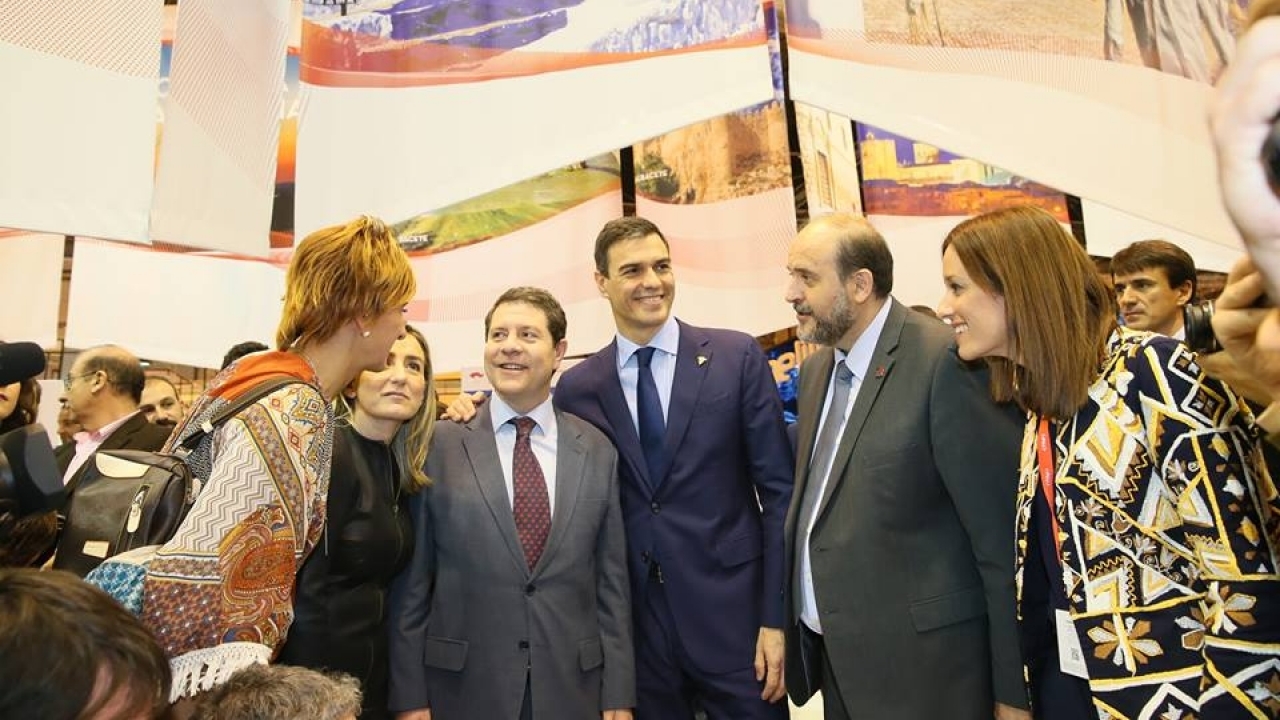 Sánchez y García-Page, juntos en el stand de Castilla-La Mancha en Fitur