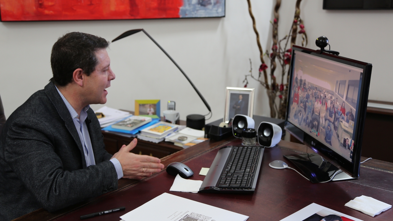 García-Page charla &quot;virtualmente&quot; con los alumnos del IES Blas de Prado de Camarena sobre la Educación y su futuro