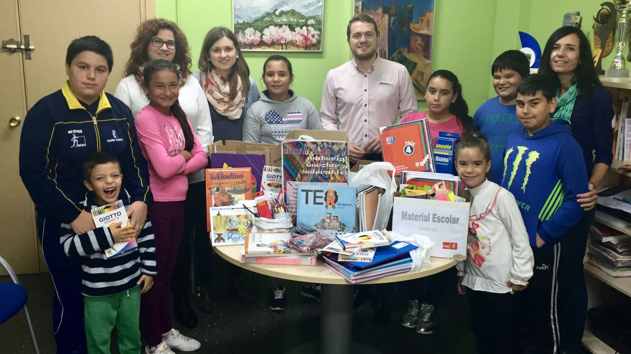 Juventudes Socialistas entrega al Colegio &#8216;La Paz&#8217; material escolar y educativo por valor superior a 1.000 euros