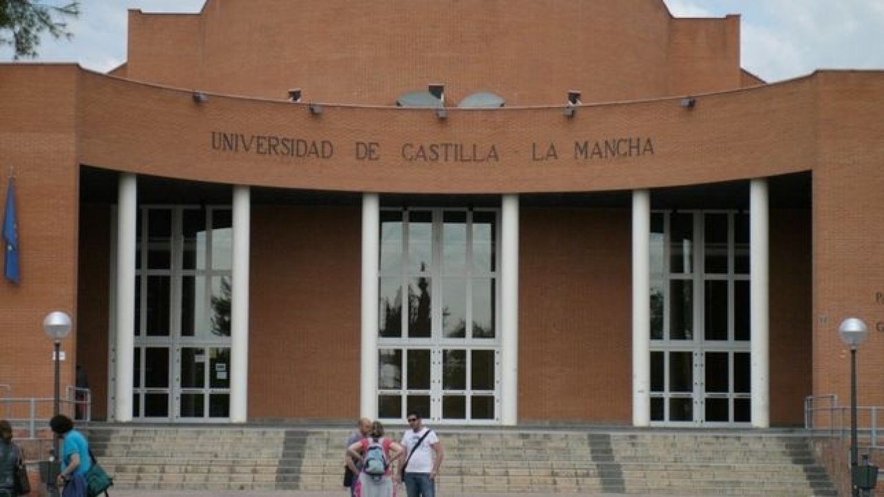 Vídeo.- &quot;Cospedal además de ser la campeona de los recortes sociales, también destrozó la UCLM&quot;