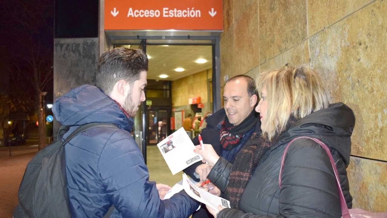 El PSOE recoge firmas para exigir al Gobierno de Rajoy mejoras en el servicio de Cercanías