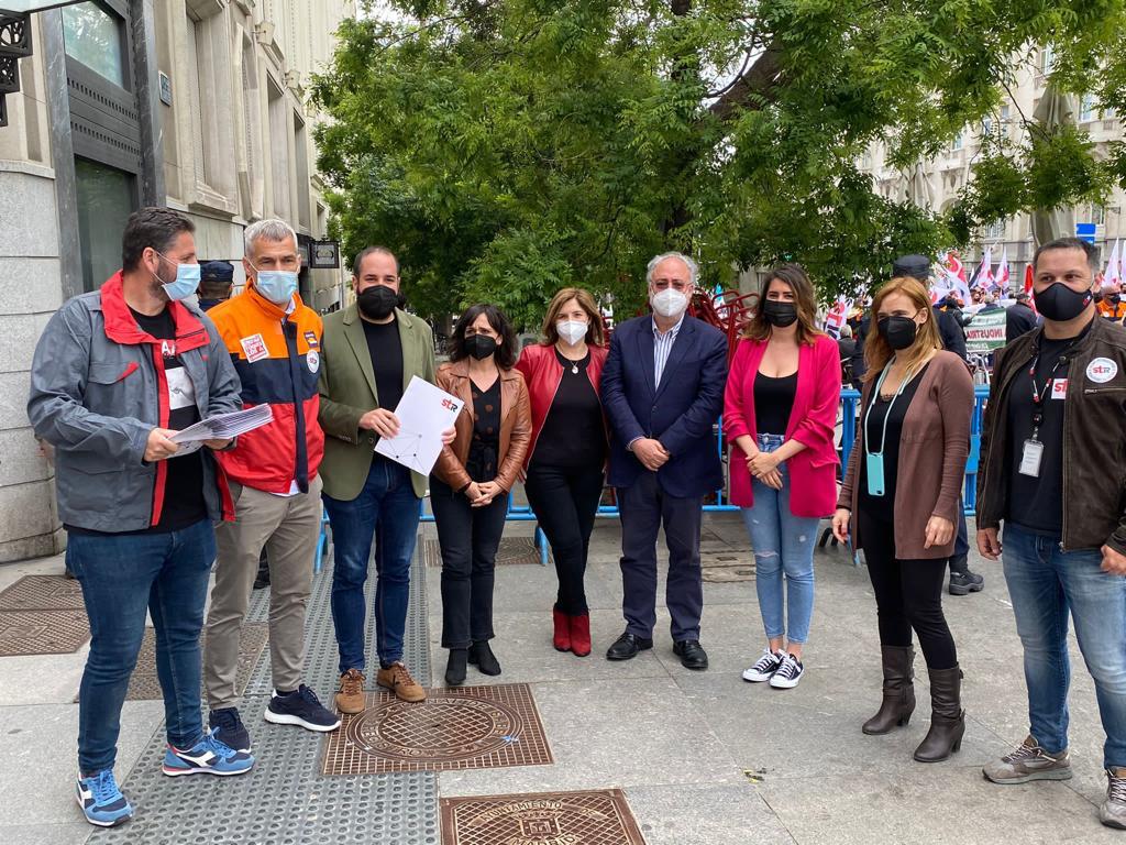 Los diputados nacionales del PSOE, Miguel González y Cristina López, reciben a los trabajadores de STR en la concentración por el ERTE de REPSOL