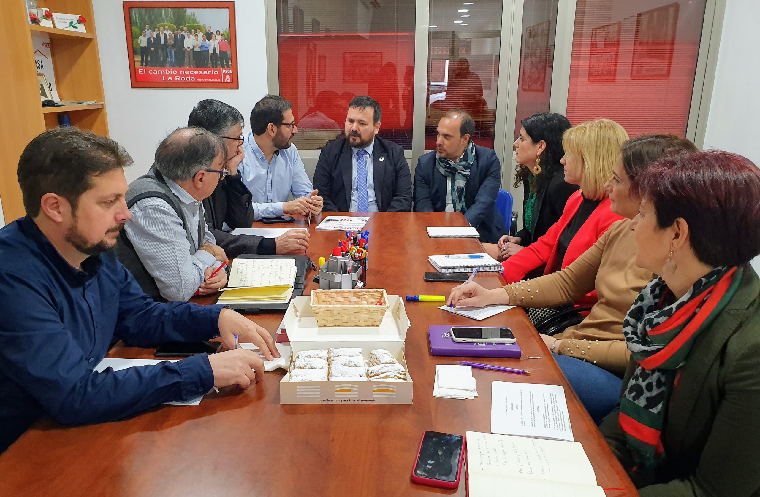 Reunión del PSOE con el alcalde de La Roda (Albacete) para abordar los proyectos del municipio