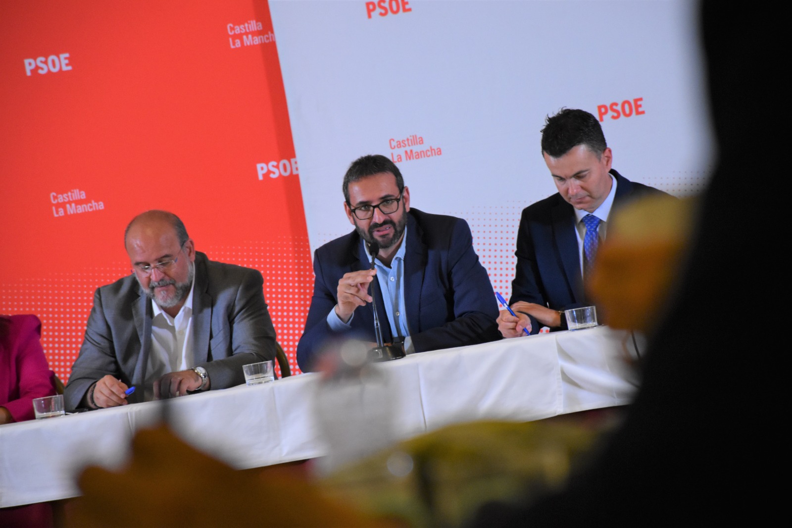 Gutiérrez afirma que el PSOE gestiona las crisis con voluntad de ayudar frente a los que optaron por los recortes