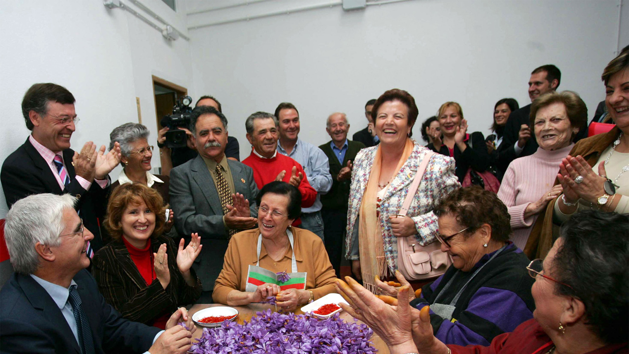 Barreda garantiza la permanencia y el respaldo al azafrán de La Mancha “el mejor del mundo”