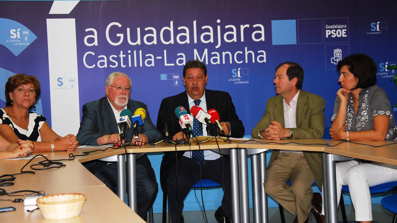 «Cospedal y Guarinos deben abandonar la política y pedir disculpas a técnicos, familias y cargos públicos «