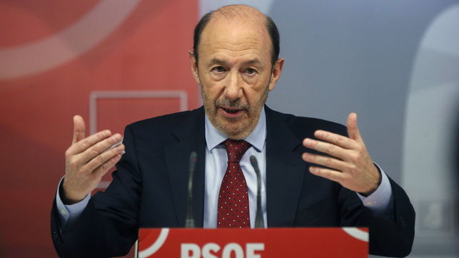 Rubalcaba reprocha a Cospedal que hable de su sueldo «por decir que gana muy poco»sueldo