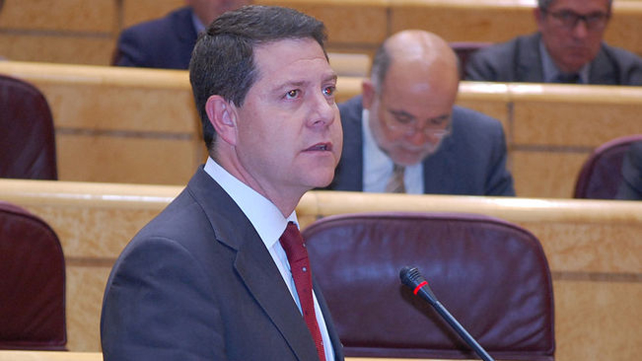 García-Page presenta una batería de preguntas en el Senado sobre las inversiones del Gobierno de España para suprimir pasos a nivel en toda Castilla-La Mancha